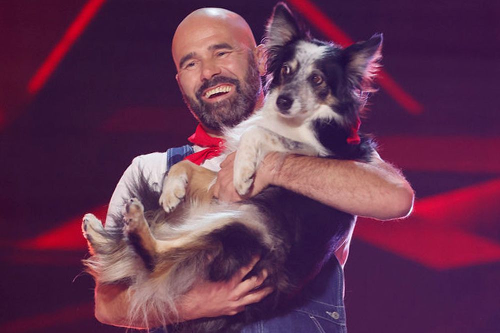 Il rumeno che ha vinto America’s Got Talent con il suo cane.  Entrambi gli uomini hanno impressionato la giuria e si sono aggiudicati il ​​premio di un milione di dollari.